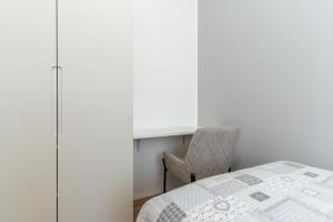 Posteľ alebo postele v izbe v ubytovaní Apartment in Cres with sea view, balcony, air conditioning, Wi-Fi (4249-1)