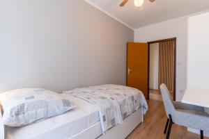 Posteľ alebo postele v izbe v ubytovaní Apartment in Cres with sea view, balcony, air conditioning, Wi-Fi (4249-1)