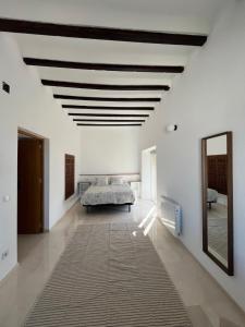 ein Schlafzimmer mit einem Bett und einem Spiegel an der Wand in der Unterkunft Casa con jardín y piscina en Córdoba in Córdoba + 48 Fotos