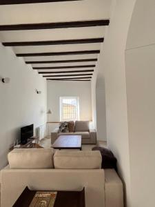 ein Wohnzimmer mit Sofa und Tisch in der Unterkunft Casa con jardín y piscina en Córdoba in Córdoba