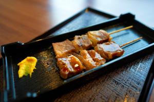 室兰多美迎东室兰酒店的桌子上放着食物的黑色托盘