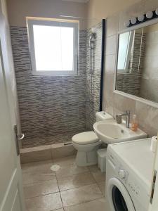 A bathroom at Villa Nefeli Még 17 kép