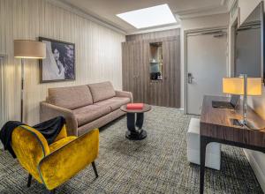 un salon avec un canapé et une table dans l'établissement Hôtel Le Canberra, à Cannes