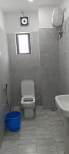 SHEHNAI RESORT Hotel & Restaurant في Jāmb: حمام مع مرحاض ومغسلة