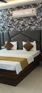 SHEHNAI RESORT Hotel & Restaurant في Jāmb: سرير مع وسائد عليه في الغرفة