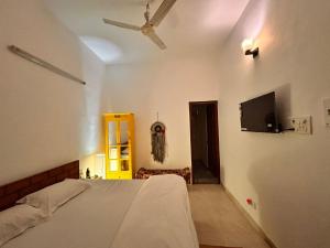 Postel nebo postele na pokoji v ubytování Whiite Panda - Backpacker Hostel in Delhi Greater Kailash