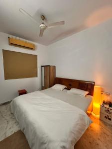 Postel nebo postele na pokoji v ubytování Whiite Panda - Backpacker Hostel in Delhi Greater Kailash