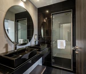 Salle de bains dans l'établissement Hôtel Le Canberra