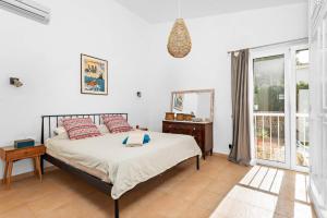 Postel nebo postele na pokoji v ubytování Villa Can Palmeras by Villa Plus + 23 fotografií