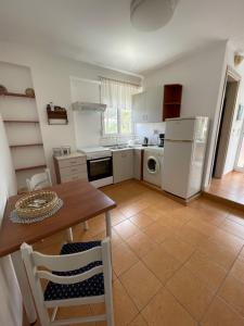 Kuchyň nebo kuchyňský kout v ubytování Plastiras Sea View Apartments