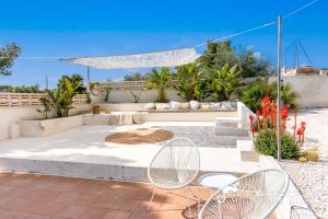 Galería fotográfica de Villa Caliza in Cunit with Private Pool and large garden - air conditioning in bedroom en Cunit