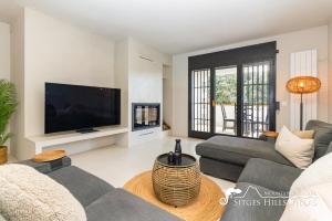 Una televisión o centro de entretenimiento en Villa Caliza in Cunit with Private Pool and large garden - air conditioning in bedroom