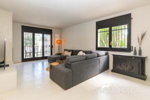Un lugar para sentarse en Villa Caliza in Cunit with Private Pool and large garden - air conditioning in bedroom