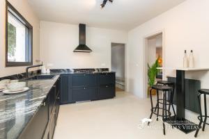 Una cocina o cocineta en Villa Caliza in Cunit with Private Pool and large garden - air conditioning in bedroom