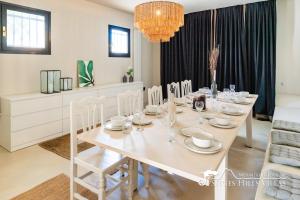 Un lugar para sentarse en Villa Caliza in Cunit with Private Pool and large garden - air conditioning in bedroom