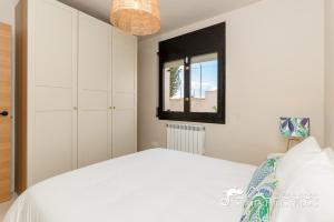 Una cama o camas en una habitación de Villa Caliza in Cunit with Private Pool and large garden - air conditioning in bedroom