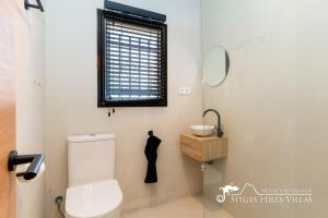 Un baño de Villa Caliza in Cunit with Private Pool and large garden - air conditioning in bedroom