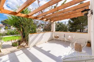 Un balcón o terraza en Villa Caliza in Cunit with Private Pool and large garden - air conditioning in bedroom