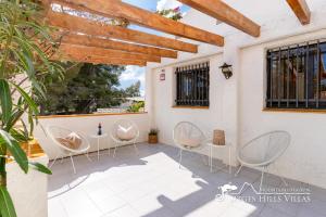 Un balcón o terraza en Villa Caliza in Cunit with Private Pool and large garden - air conditioning in bedroom