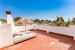 Un balcón o terraza en Villa Caliza in Cunit with Private Pool and large garden - air conditioning in bedroom
