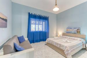una sala de estar con una cama y un sofá en Villetta Marchese, en Salve