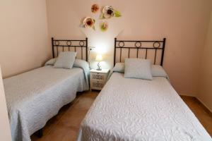 Ein Bett oder Betten in einem Zimmer der Unterkunft Apartamentos Rurales Tía María