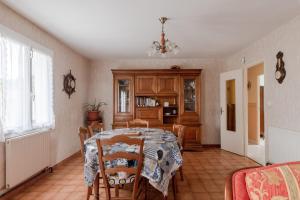 Un comedor con mesa y sillas en Fantasia - Parking - Pet friendly, en Mindin