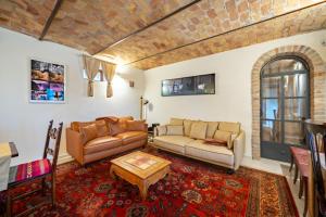 Una sala de estar con dos sofás y una mesa. en Casa Bianca, en Castelnuovo