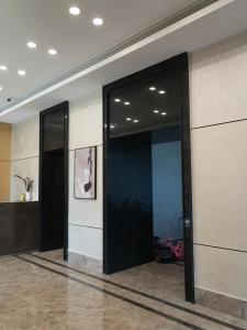 阿拉木图Primavera Hotel的建筑物内有两扇玻璃门的走廊