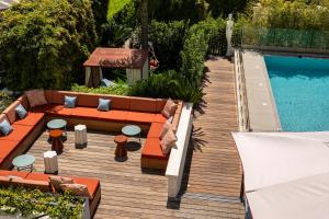 Piscine de l'établissement Hôtel Le Canberra ou située à proximité
