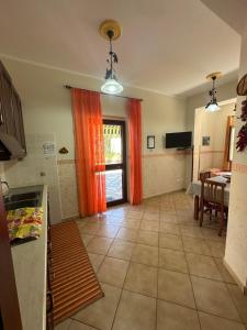a kitchen and dining room with an open window at Residenza Eolo in Tropea