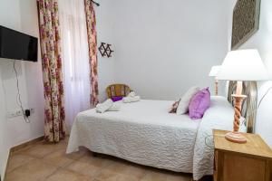 Ein Bett oder Betten in einem Zimmer der Unterkunft Apartamentos Rurales Tía María
