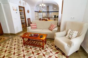 Ein Sitzbereich in der Unterkunft Apartamentos Rurales Tía María