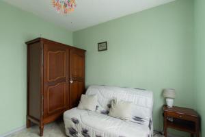 sala de estar con sofá blanco y armario de madera en Fantasia - Parking - Pet friendly, en Mindin