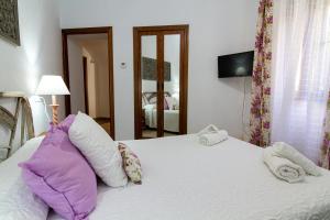Ein Bett oder Betten in einem Zimmer der Unterkunft Apartamentos Rurales Tía María