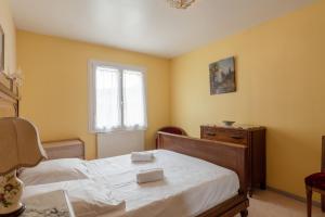 un dormitorio con una cama y una ventana en Fantasia - Parking - Pet friendly, en Mindin 5 fotos más