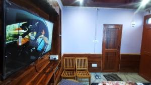 TV a/nebo společenská místnost v ubytování The Divine Himalayas - A Homestay + 8 fotografií