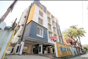 um edifício azul e branco com um sinal em frente em Hotel Grand View - Pimple Saudagar em Chinchwad