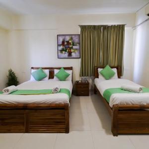 Uma cama ou camas num quarto em Hotel Grand View - Pimple Saudagar