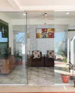 Uma área de estar em Hotel Grand View - Pimple Saudagar