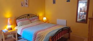 En eller flere senge i et værelse på Sympathique maison de village