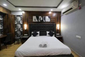 Uma cama ou camas num quarto em Hotel Grand View - Pimple Saudagar