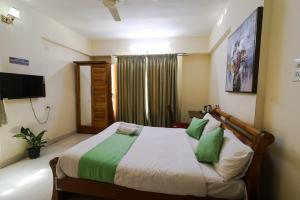 Uma cama ou camas num quarto em Hotel Grand View - Pimple Saudagar