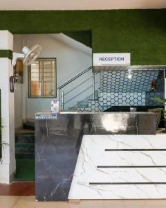 Uma cama ou camas num quarto em Hotel Grand View - Pimple Saudagar
