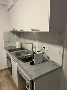 Η κουζίνα ή μικρή κουζίνα στο Paralia Ofriniou Oasis Apartment with Swimming Pool Access and Starlink WIFI +4 φωτογραφίες