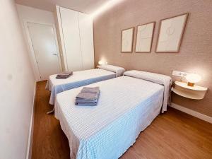 Postel nebo postele na pokoji v ubytování AtuaireHome Mirando a las agujas de la Catedral de Burgos