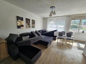 Photo de la galerie de l'établissement Spacious and Modern Apartment in Town Center, à Konjic