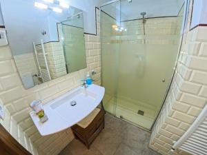 ein Badezimmer mit Waschbecken und Dusche in der Unterkunft Apartamentos Rurales Tía María in Mata de Alcántara + 32 Fotos