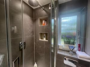 Comfortable room in a luxurious apt with parking in Blackheath 욕실