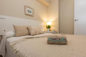 Postel nebo postele na pokoji v ubytování Homes&Go Bell Racó Deluxe III